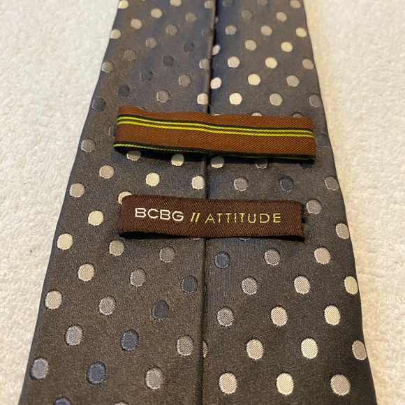 Brand New Trendy Tie By BCBG - Picture 4 of 4